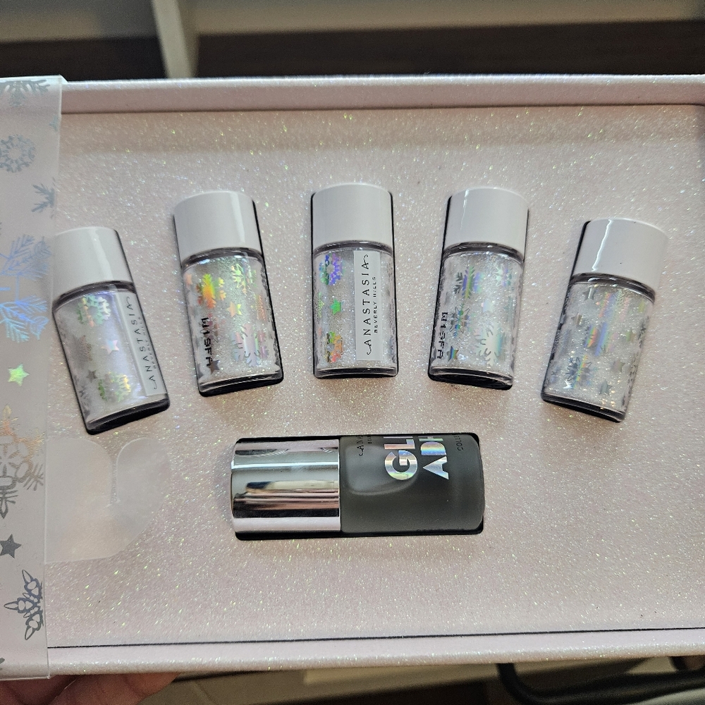 Anastasia loose glitter winter addition